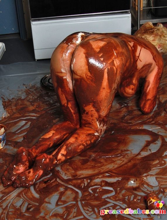 femme mature nue frotte son corps dans du sirop de chocolat